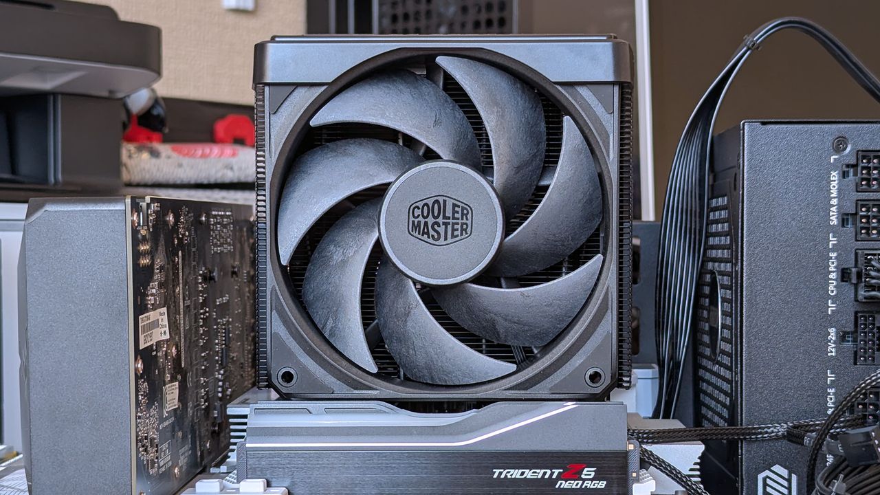 Cooler Master V8 ACE 3DHP installed on a test bench with RAM, power supply, and graphics card visible.