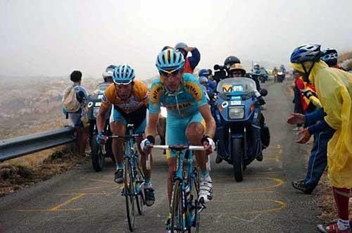 Andrey Kashechkin (Astana Team) leads his fearless leader Alexandre Vinokourov on the La Pandera.