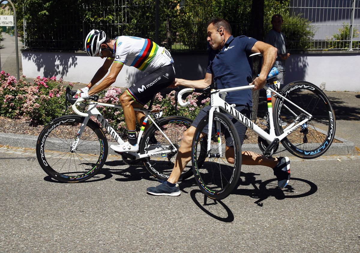 Bike change for Aljejandro Valverde