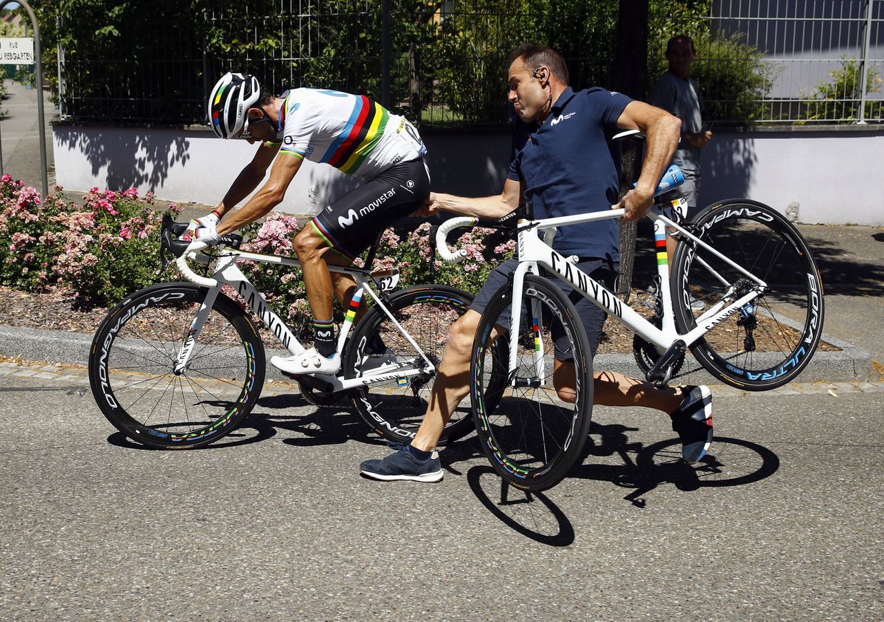 Bike change for Aljejandro Valverde