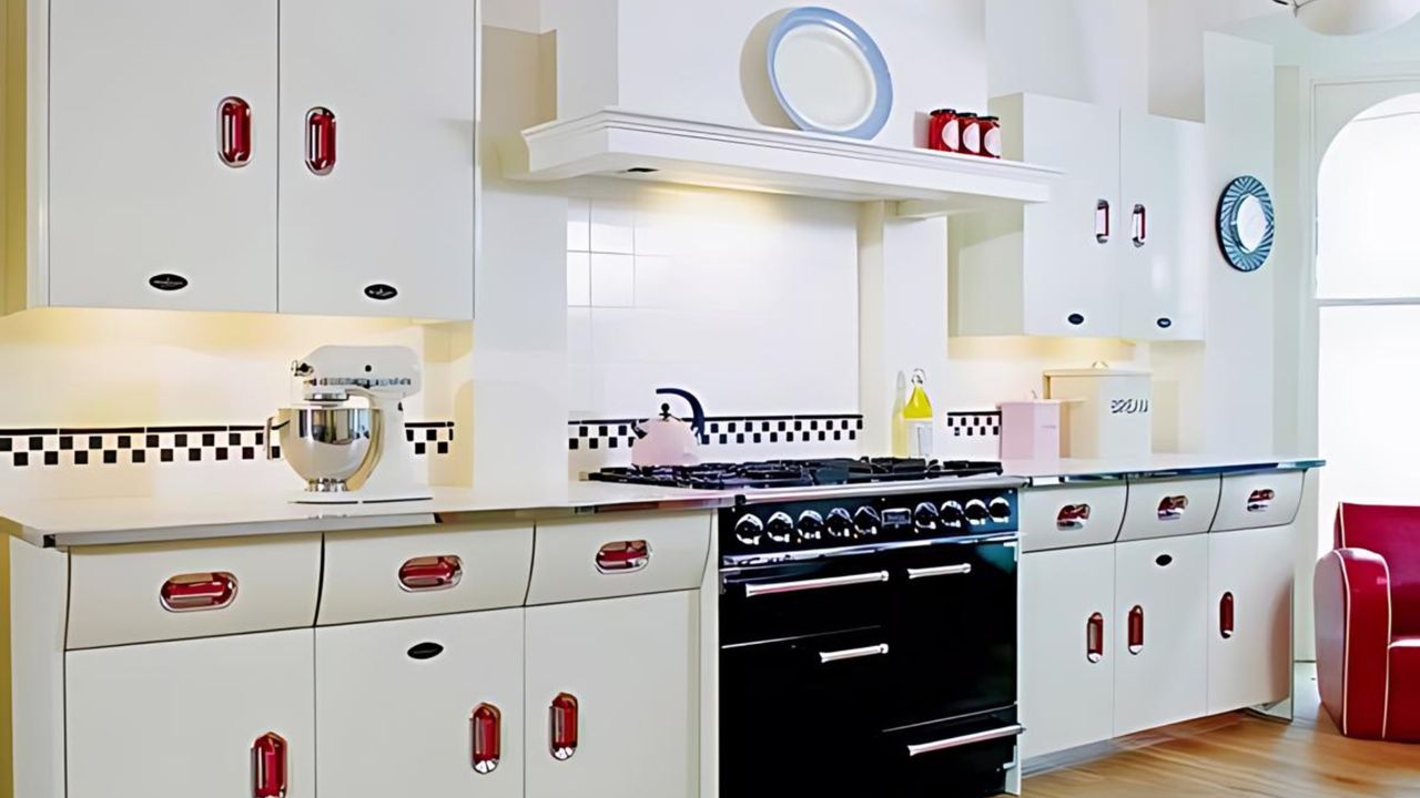 50&#039;s retro white kitchen