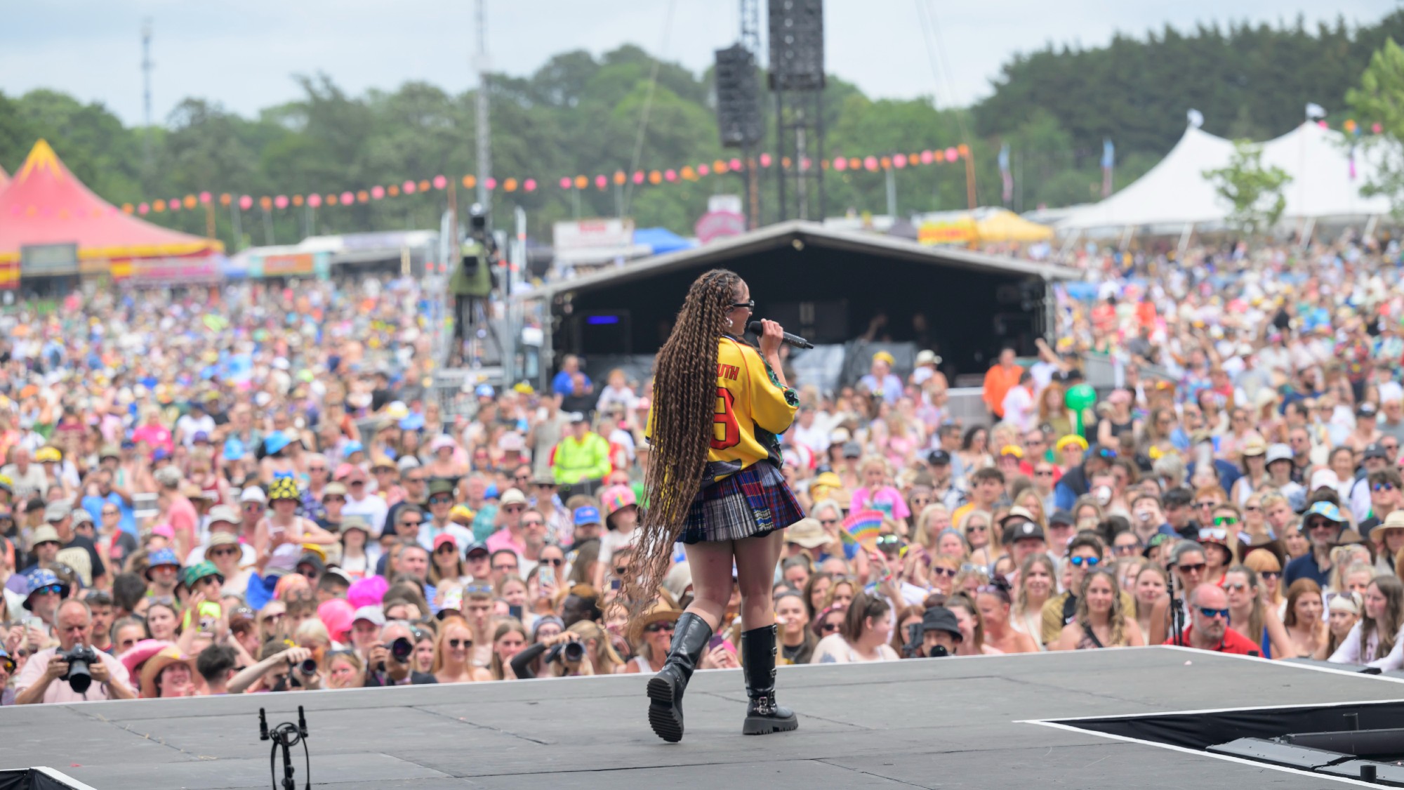 Elle Eyre performing at Isle of Wight Festival