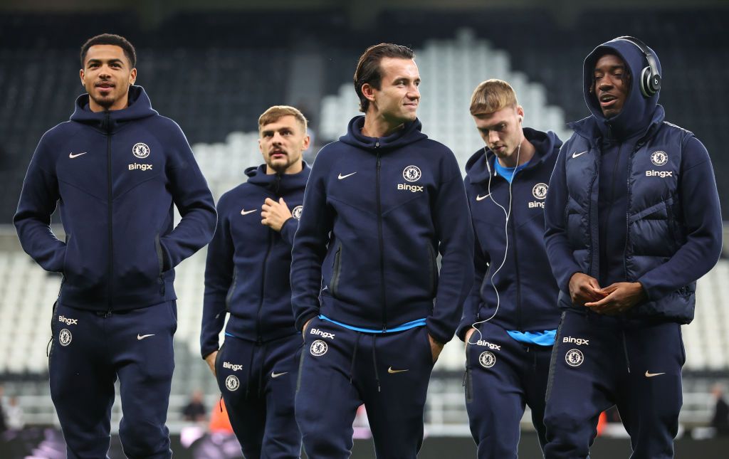 NEWCASTLE UPON TYNE, ENGLAND - OCTOBER 30: Levi Colwill, Ben Chilwell and Noni Madueke of Chelsea interact during a pitch inspection prior to the Carabao Cup Fourth Round match between Newcastle United and Chelsea at St James&#039; Park on October 30, 2024 in Newcastle upon Tyne, England. (Photo by Ed Sykes/Getty Images)