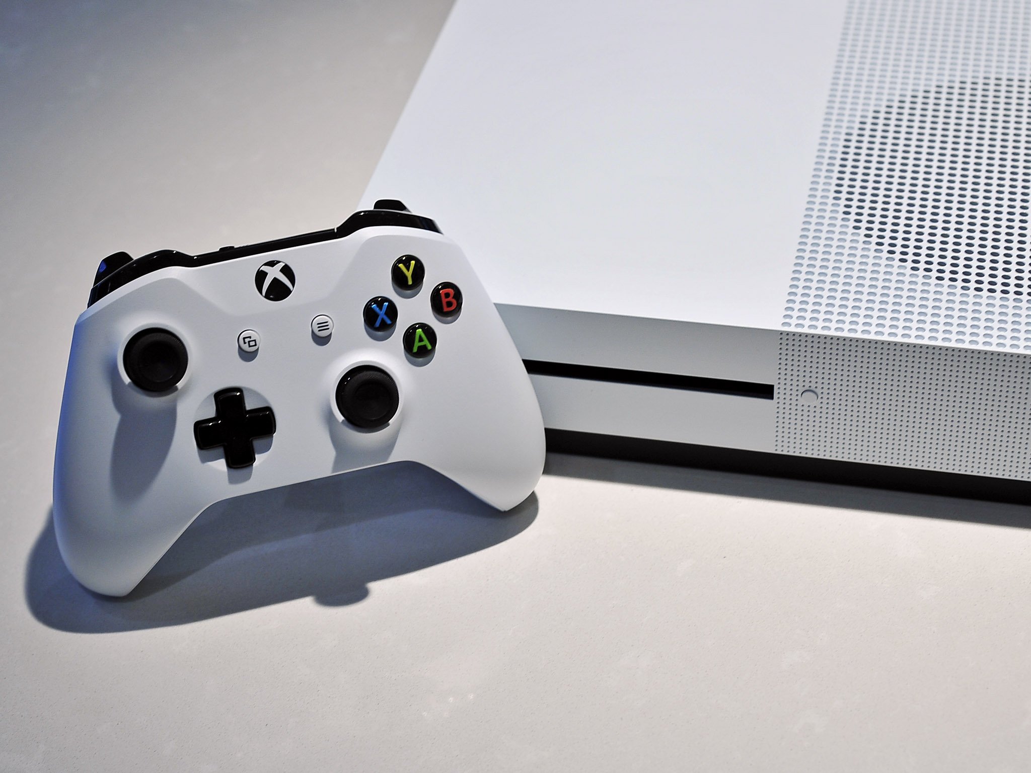 Хбокс управление джойстиком. Комплект Xbox one s. Последняя версия Xbox. Самые необычные консоли.