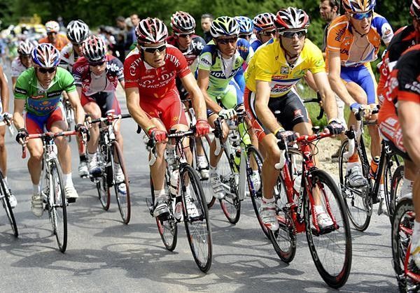 The group of favourites begins the ascent of the Joux-Plane.