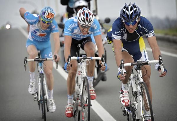 Bjorn Leukemans (Vacansoleil), Niki Terpstra (Milram) and Steve Chainel (Bbox Bouygues Telecom) tried to chase Breschel down but fell short.