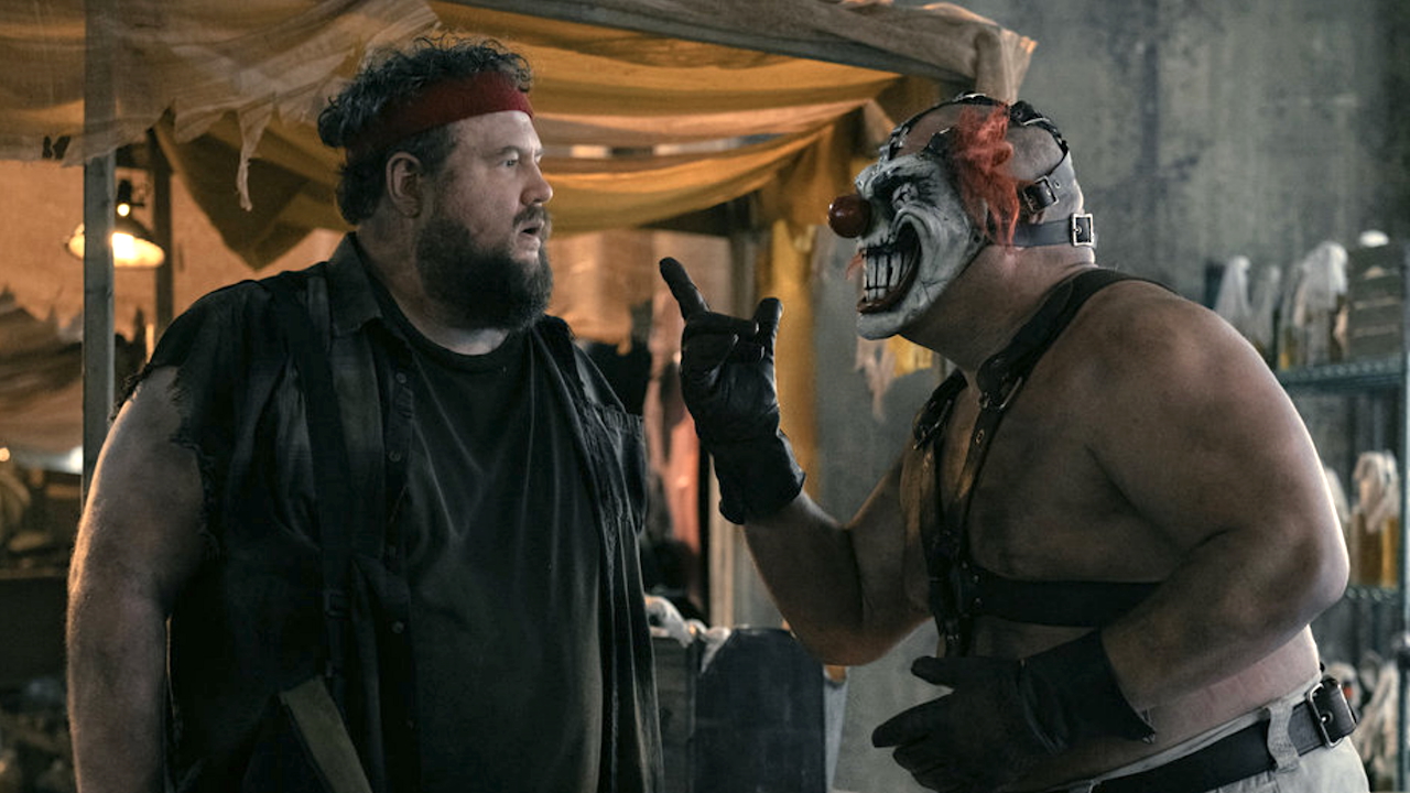 Sweet Tooth talking to Stu while pointing in Twisted Metal Season 2