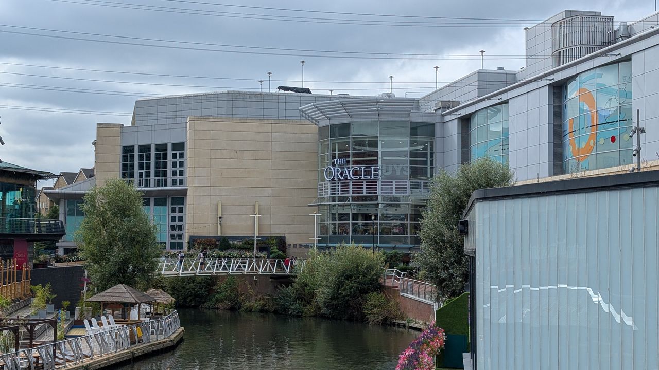 200 photos pixel 9 vs pixel 8a - pixel 9 2 x zoom