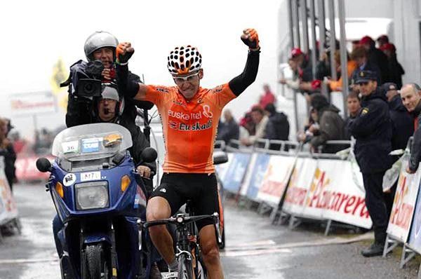 Igor Ant&oacute;n (Euskaltel-Euskadi) happy for his team-mate's win.