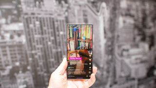 Samsung Galaxy S24 Ultra spiller av en TikTok-video.