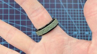 Close-up of the Cudis Sporty smart ring with swappable colored exterior