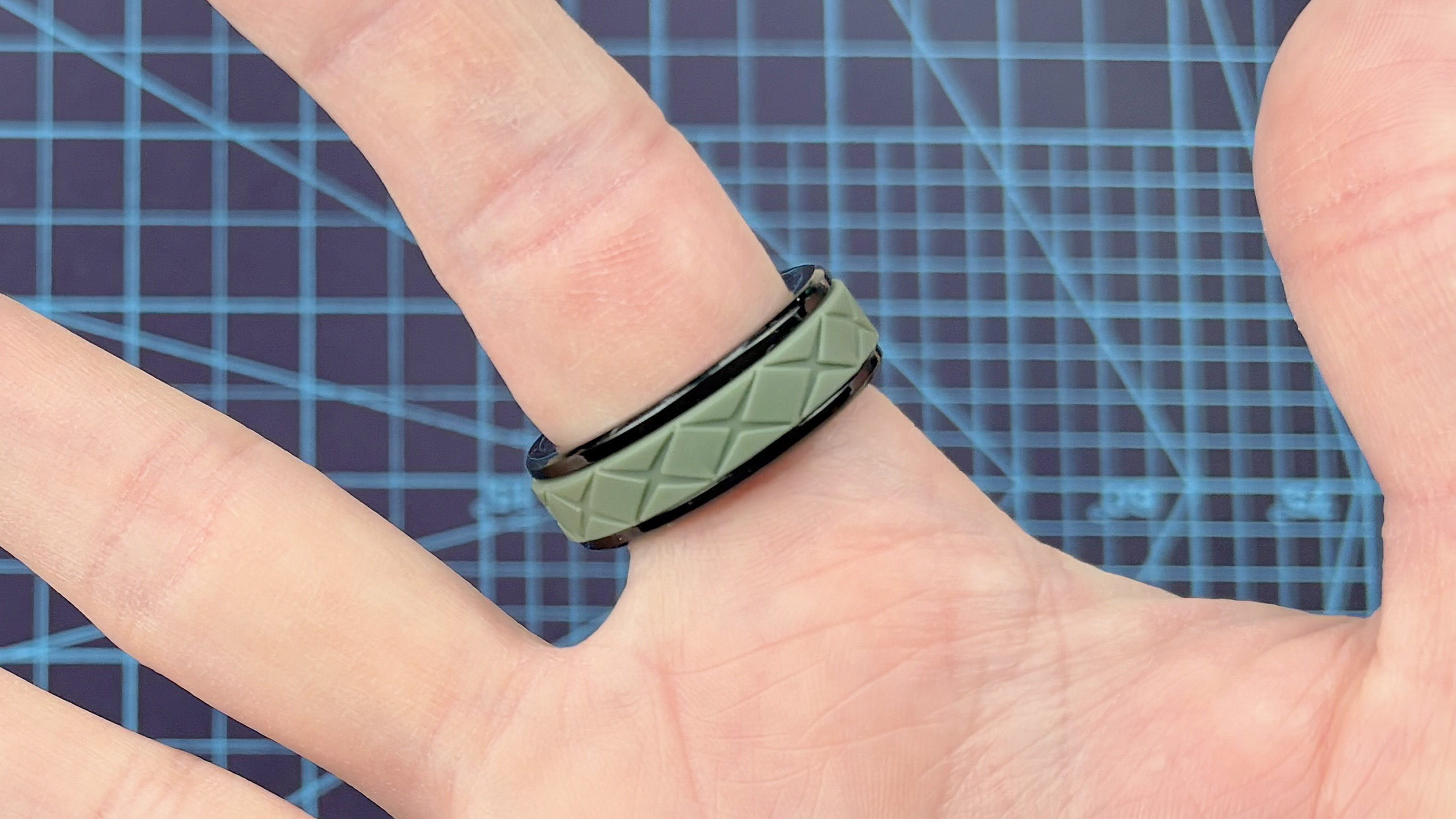 Close-up of the Cudis Sporty smart ring with swappable colored exterior