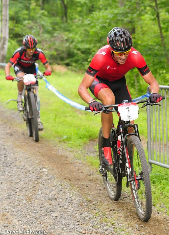 Todd Wells (Specialized) trying unsuccessfully to drop Ettinger