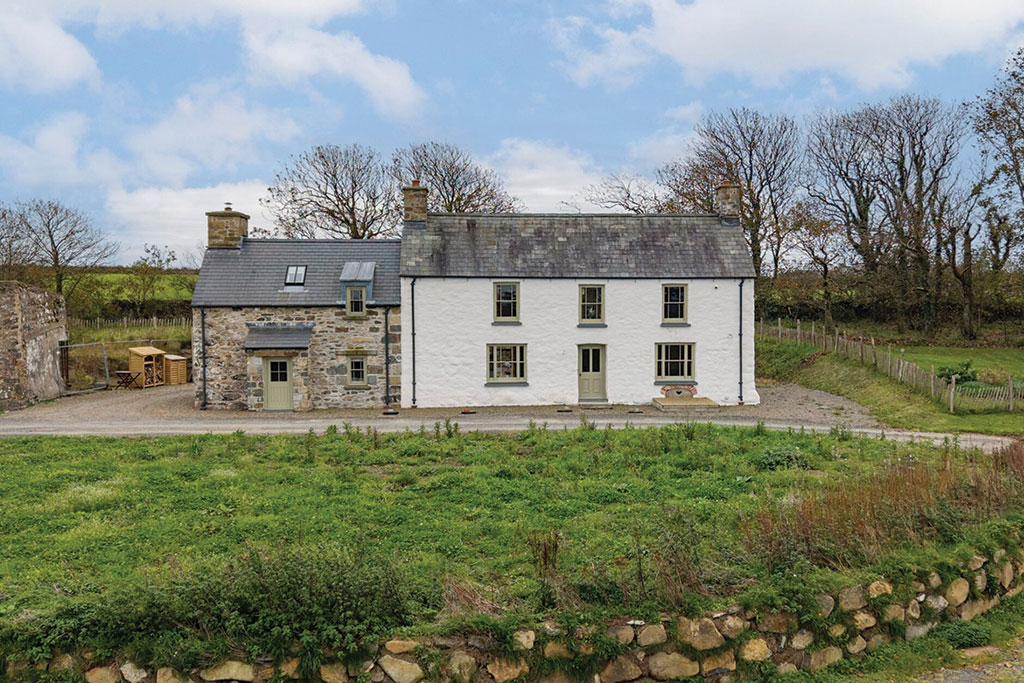 Property for sale with beautiful kitchen: Trearched Farmhouse, Haverfordwest, Pembrokeshire
