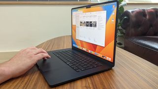 15-inch MacBook Air op een houten tafel
