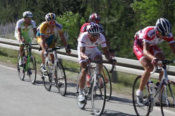 The peloton couldn't catch the two leaders.