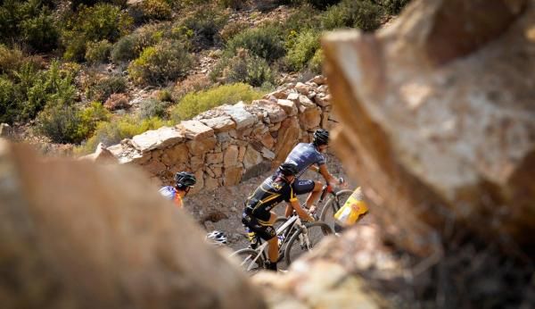 The leaders ascend the Rooiberg pass on stage 2