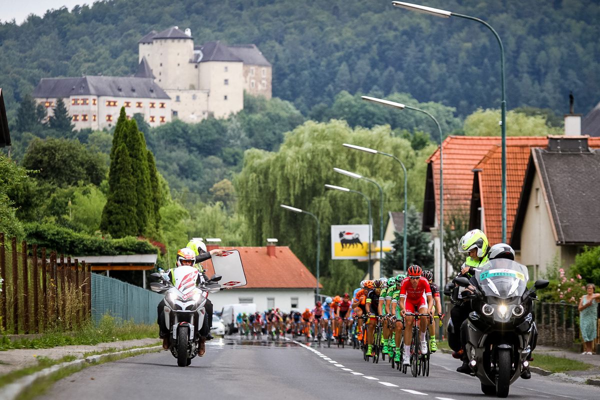 The peloton gets the time check to the breakaway