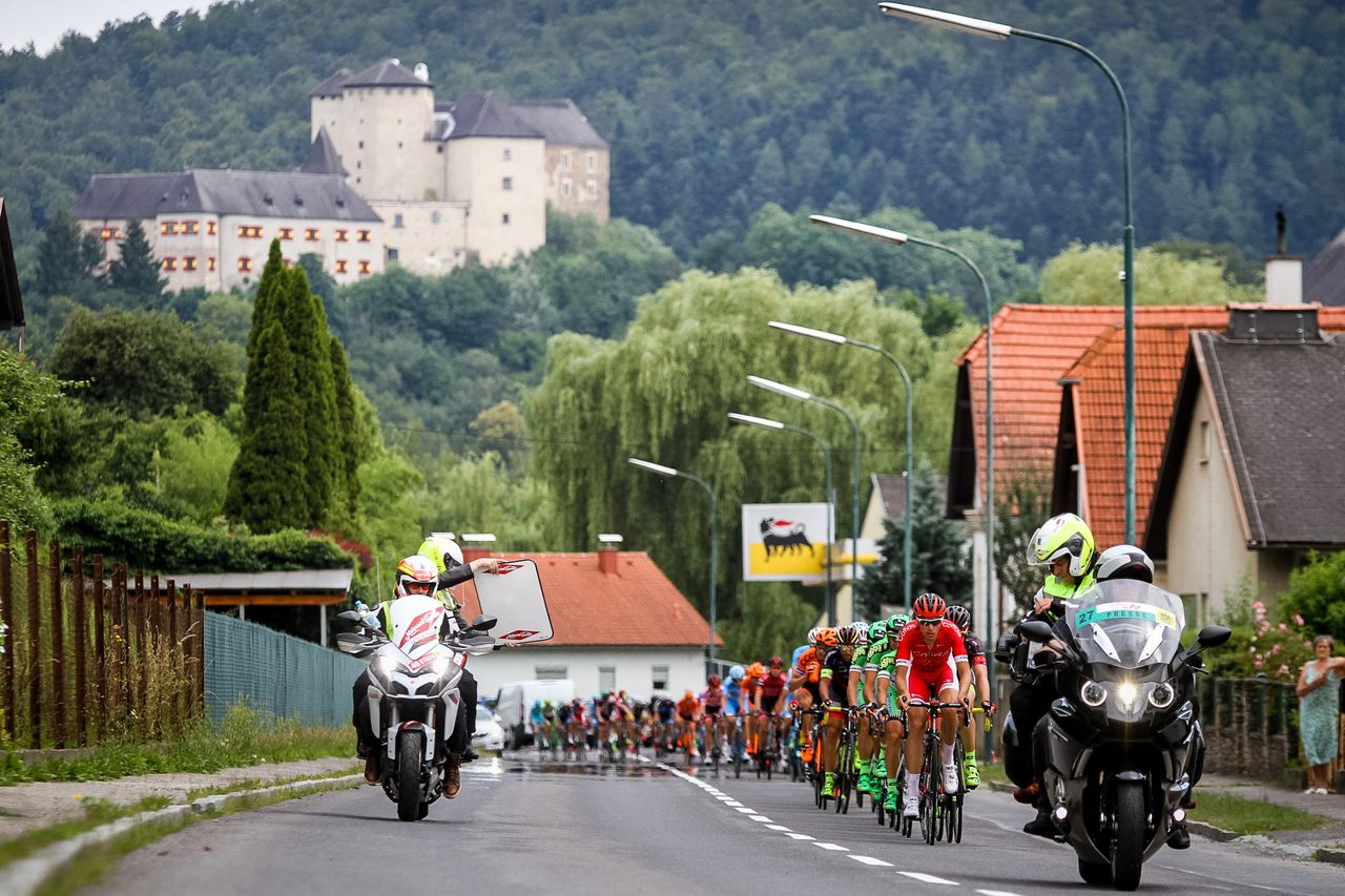The peloton gets the time check to the breakaway