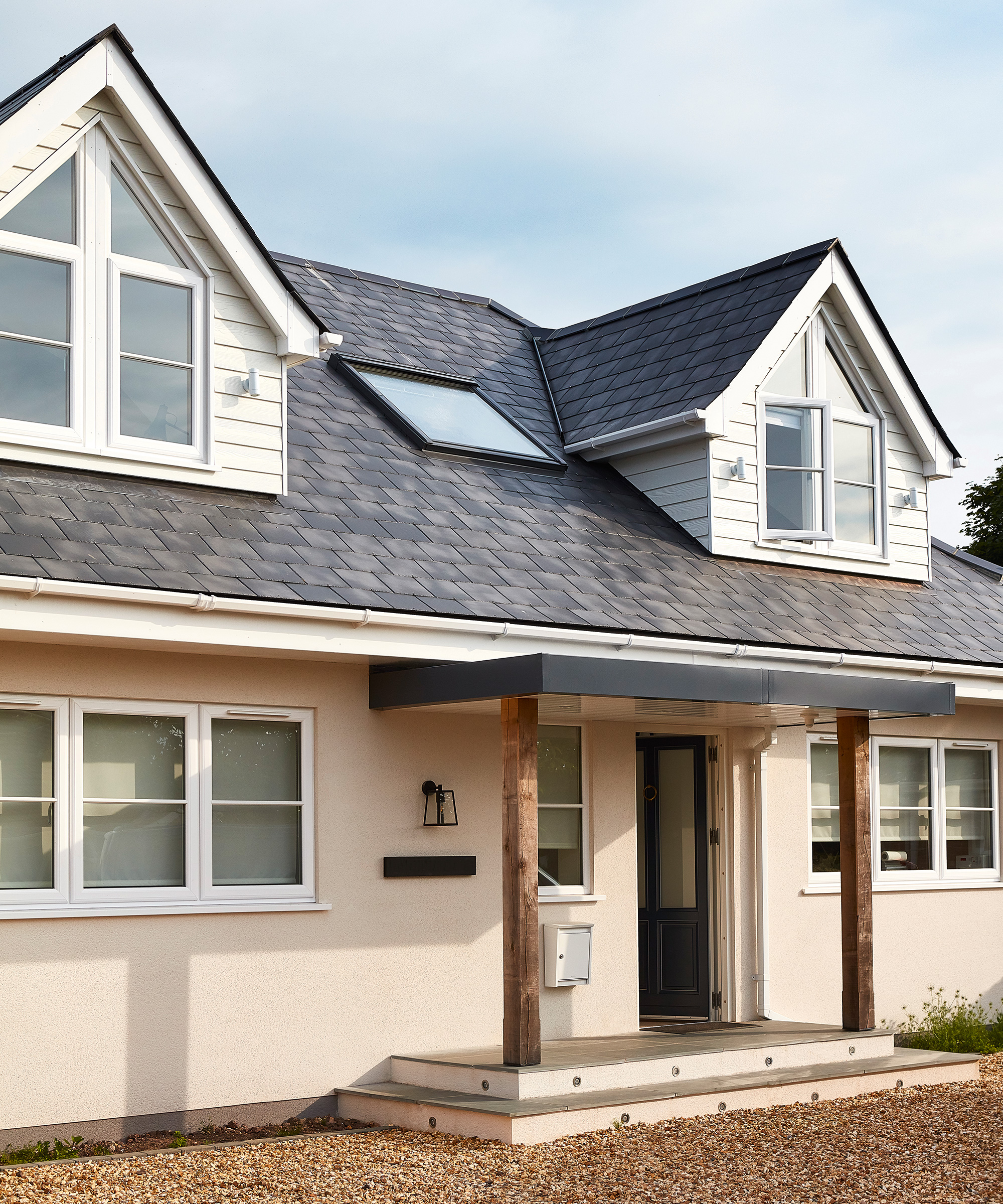 New England style home with flat roofed porch