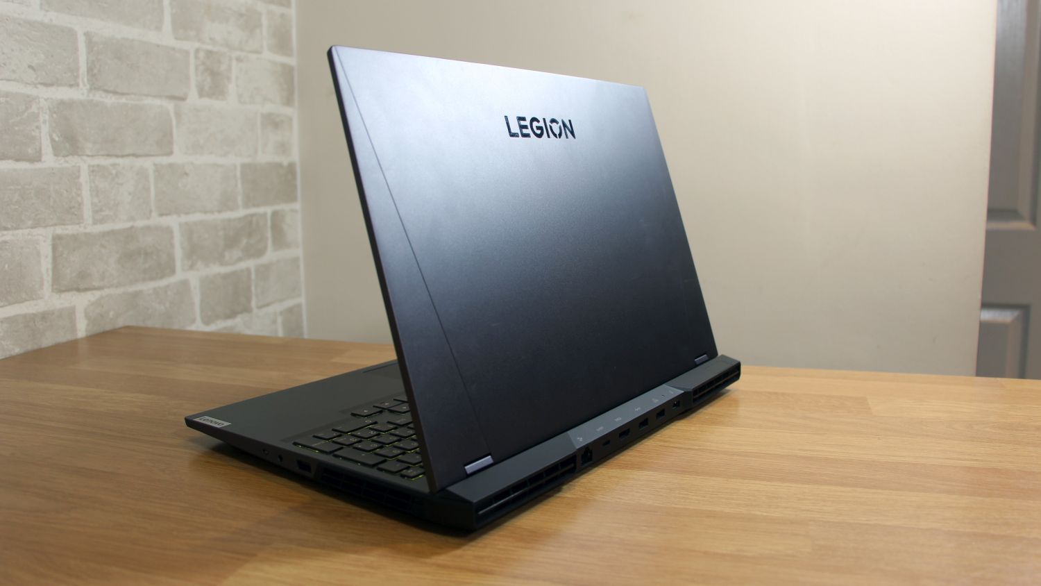 Lenovo Legion 5i Pro 09_laptop abierto, vista desde atrás