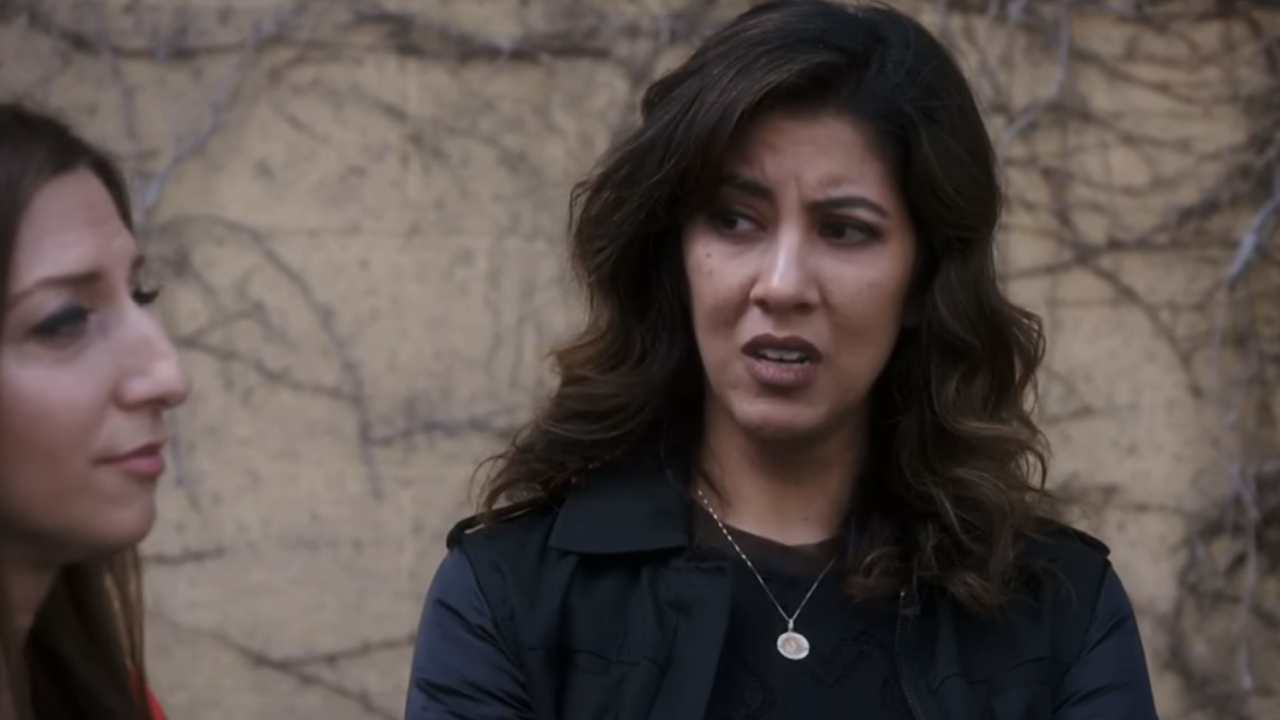 Stephanie Beatriz como Rosa Diaz llorando junto a Chelsea Peretti como Gina Linetti en Brooklyn Nine-Nine