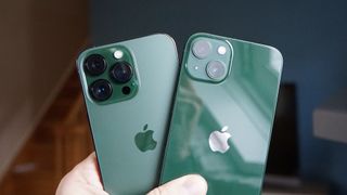 Apple iPhone 13 Pro i alpingrønn, og Apple iPhone 13 i grønn