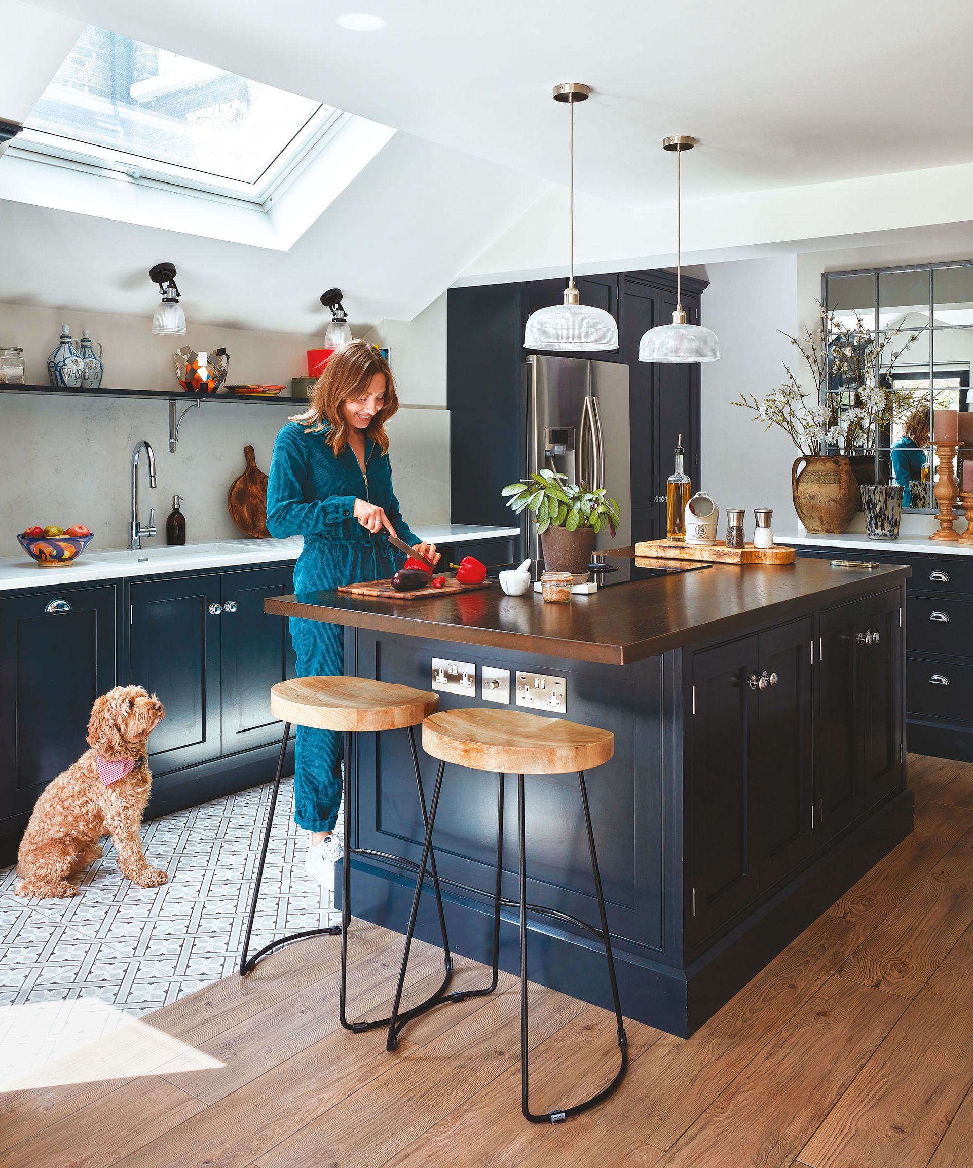 Rumah bergaya Victoria telah diperluas ke luar dan ke atas untuk menciptakan rumah yang ringan, lapang, dan ramah