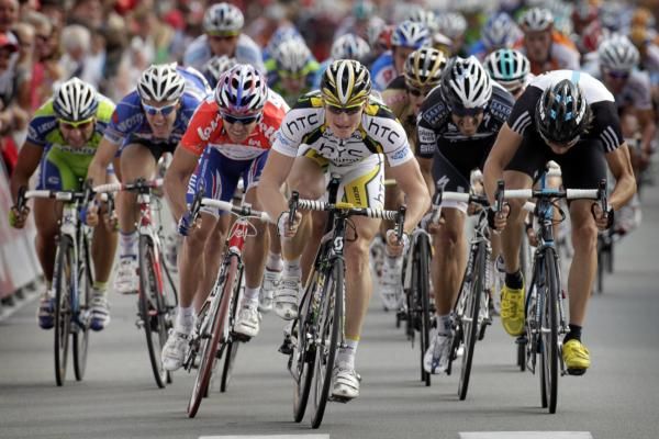 Wearing the sprint leader's jersey Robbie McEwen (Katusha) couldn't get back-to-back wins as Andr&eacute; Greipel (HTC-Columbia) claimed the stage.