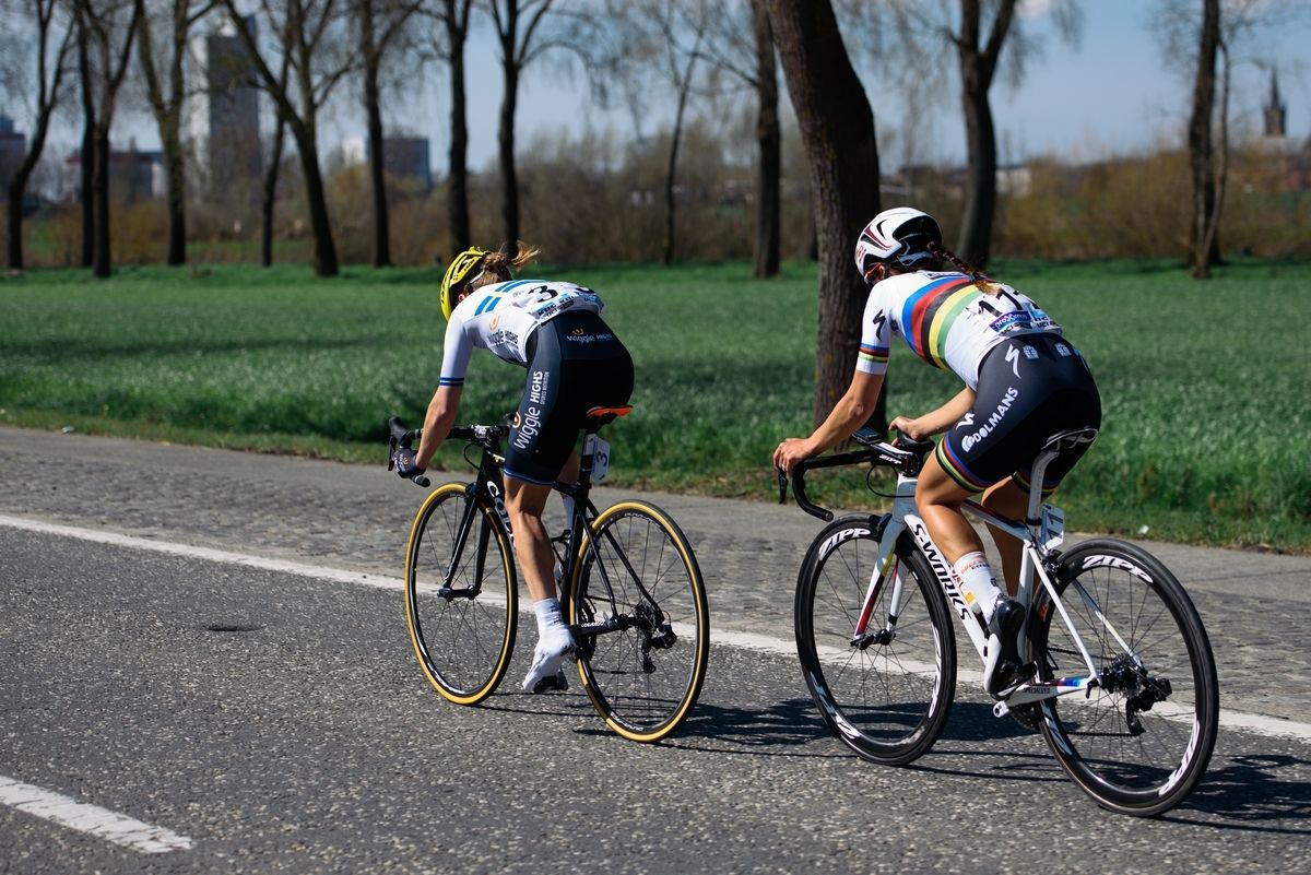 Emma Johansson (Wiggle High5) leading Lizzie Armitstead (Boels-Dolmans) on the run in to the finish line