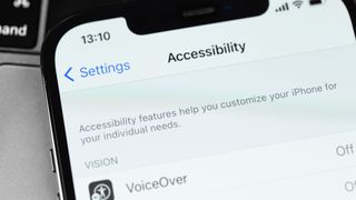 An iPhone accessibility screen showing how to change font size on iPhone