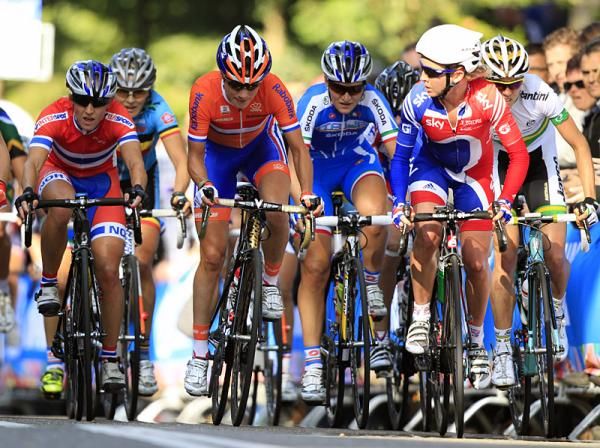 Emma Pooley (Great Britain) keeps an eye on pre-race favourite Marianne Vos (Netherlands)