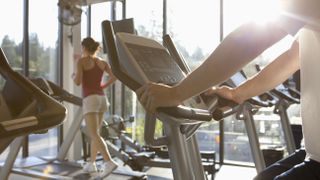 Exercise bike vs treadmill: Image shows people in a gym