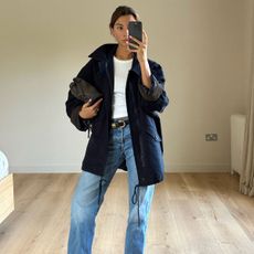 @smythsisters outfit selfie in barn jacket and jeans