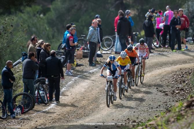 Jolanda Neff, Blaza Klemencic, Katrin Leumann in the feed zone