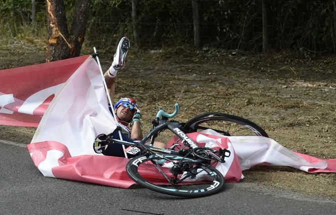 Johnny Hoogerland (Vacansoleil - DCM) crashes