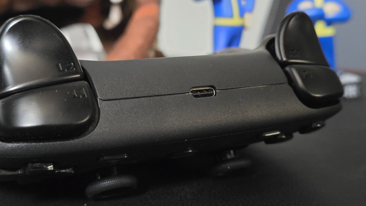 Valve Steam Controller (2026) USB-C port