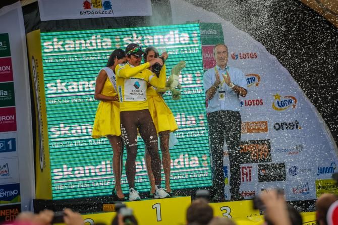 Yauheni Hutarovich (AG2R La Mondiale) dons the leader's jersey