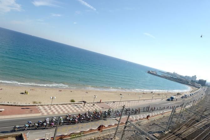The Vuelta a Espana peloton races along the coast in the finale of stage 12