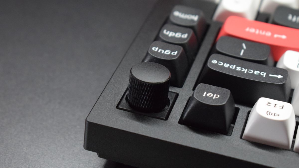 Photograph of the Keychron Q1 HE wireless keyboard rotary dial.