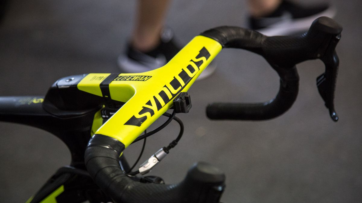 Caleb Ewan has a custom painted one piece Syncros Bar and Stem combo