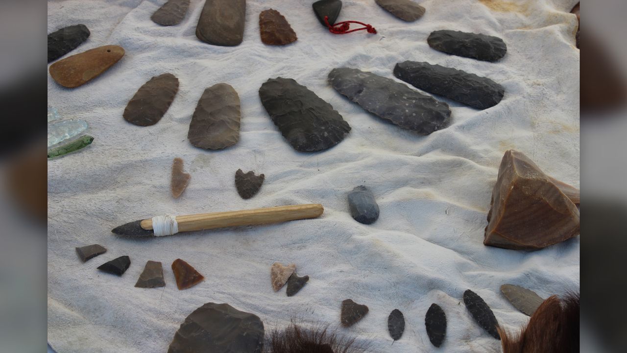 Replicas of the arrowheads and other flint objects found in the barrows at Fleury-sur-Orne. A burial with arrows, quivers, or bows is thought to distinguish the symbolically male "hunter" class of people in Cerny culture.