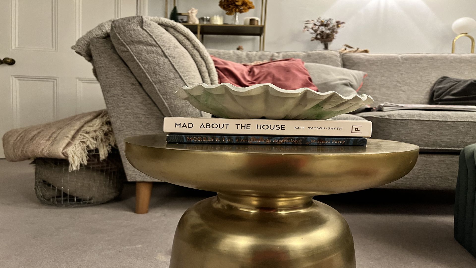 Meja emas dengan mangkuk tanah liat