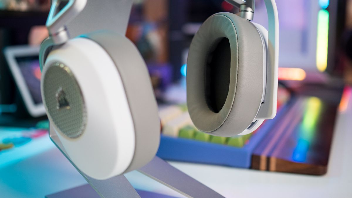 Corsair HS65 Wireless's ear cushions against Akko Mod 007S keyboard