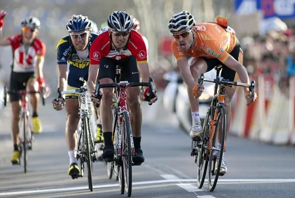 Andreas Kl&ouml;den (RadioShack) gets the better of Samuel Sanchez (Euskaltel-Euskadi)