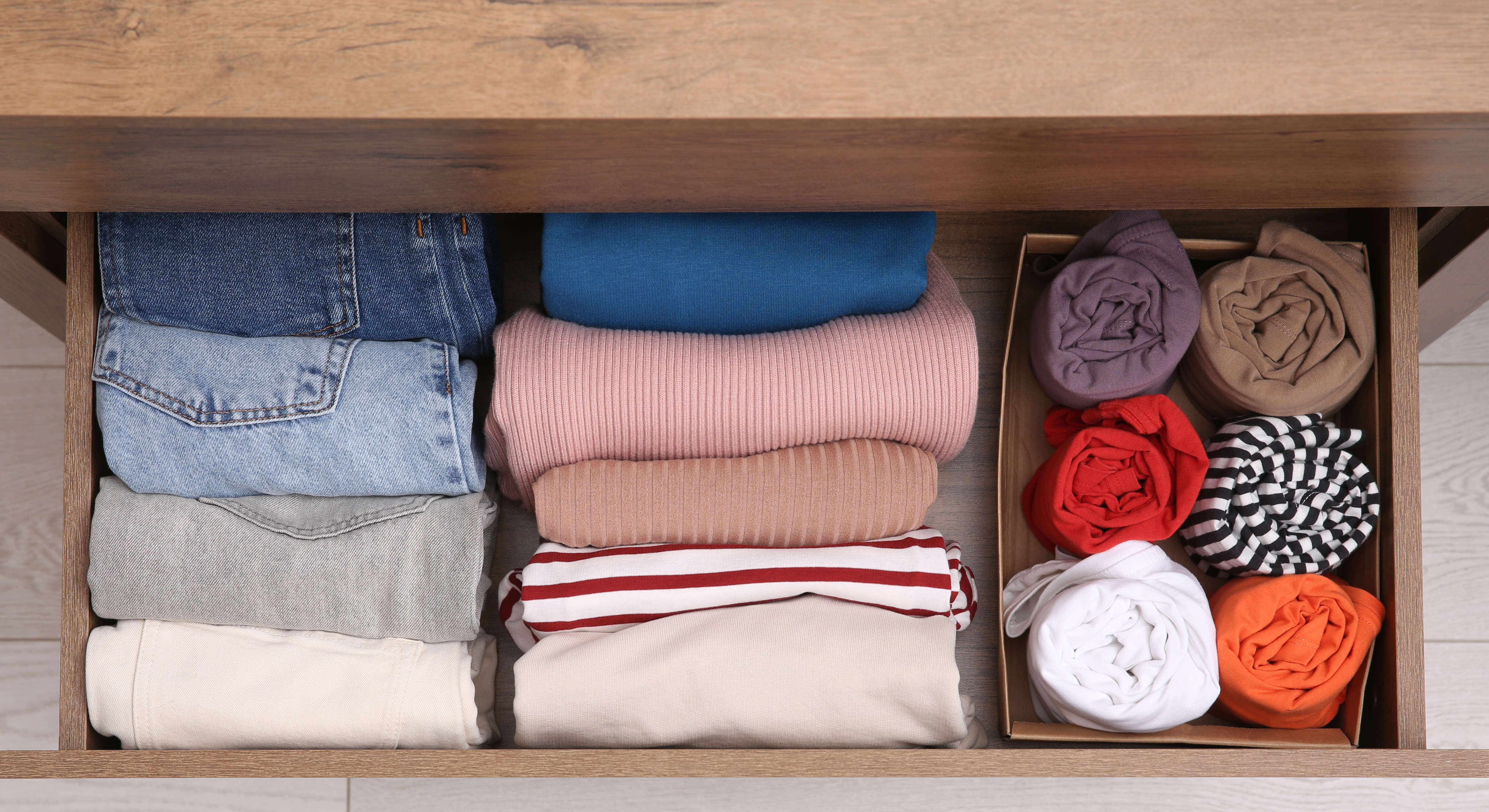 Свернутые предметы одежды в аккуратном ящике