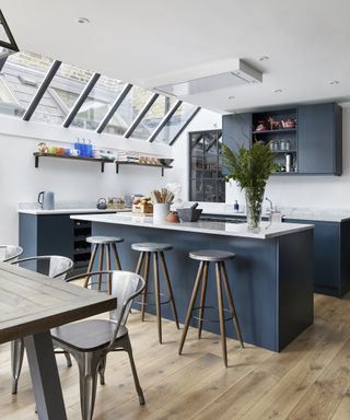 Kitchen layout ideas with an L-shaped blue kitchen and island with breakfast bar