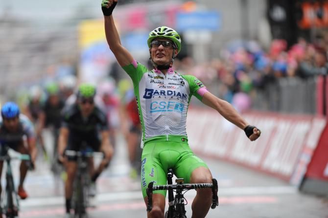 Enrico Battaglin wins in the rain at the Giro d'Italia