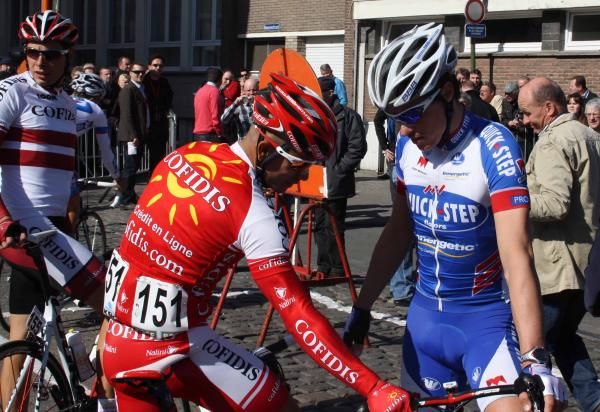 Sylvain Chavanel (Quick Step) and Leonardo Duque (Cofidis) exchange notes.