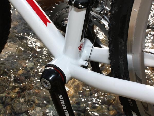 The bridgeless chain stays and wider spacing provided by the BB86 shell afford more mud clearance. Note the included fender mount.